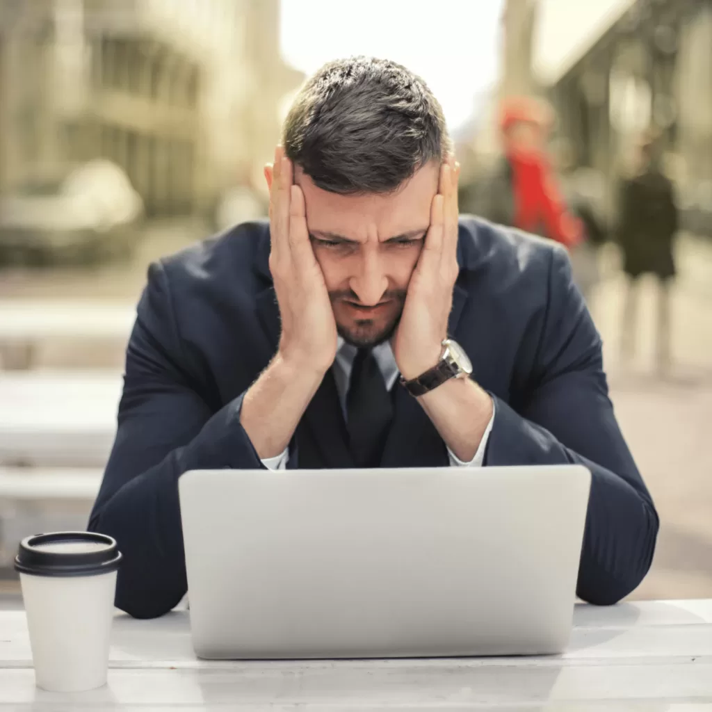 Homme déprimé devant son ordinateur